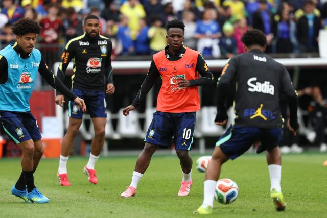 Brazil's forward #10 Vinicius Junior (2-R) and Brazil's defender #14 Bremer (2-L) warm up ahead of a friendly football match between Brazil and France at Gillette Stadium in Foxborough, Massachusetts, on March 26, 2026. (Photo by FRANCK FIFE / AFP)