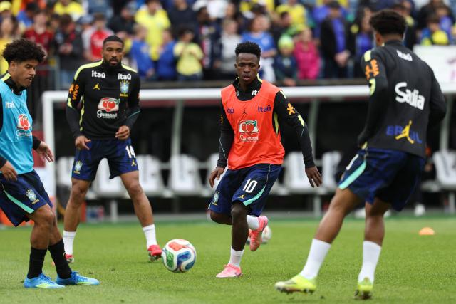 Brazil's forward #10 Vinicius Junior (2-R) and Brazil's defender #14 Bremer (2-L) warm up ahead of a friendly football match between Brazil and France at Gillette Stadium in Foxborough, Massachusetts, on March 26, 2026. (Photo by FRANCK FIFE / AFP)