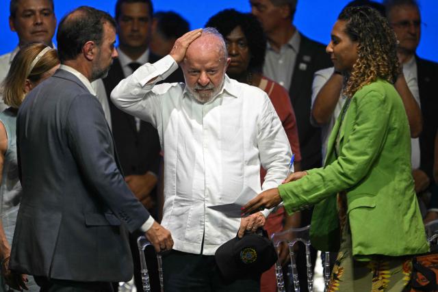 Brazil's President Luiz Inacio Lula da Silva (C) gestures next to Brazil's Minister of Racial Equality Anielle Franco (R), during an event to announce investments as part of the Caravana Federativa program in Niteroi, Brazil, on March 26, 2026. (Photo by Mauro PIMENTEL / AFP)