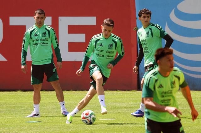 Mexico's midfielder Erik Lira (L), midfielder Alvaro Fidalgo (C) and midfielder Richard Ledezma take part in a training session ahead of their friendly match against the Portuguese national team in Mexico City on March 26, 2026. (Photo by Luis CORTES / AFP)