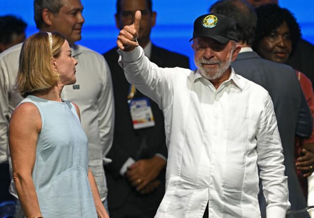 Brazil's President Luiz Inacio Lula da Silva (R) gestures next to Brazil's Secretary of Institutional Affairs Gleisi Hoffmann during an event to announce investments as part of the Caravana Federativa program in Niteroi, Brazil, on March 26, 2026. (Photo by Mauro PIMENTEL / AFP)
