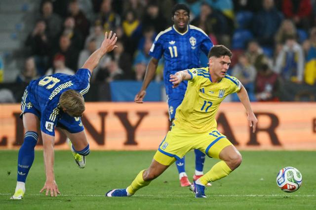 Sweden's defender #06 Herman Johansson and Ukraine's midfielder #17 Georgiy Sudakov fight for the ball during the 2026 World Cup qualifiers Europe zone semifinal football match between Ukraine and Sweden at Ciutat de Valencia Stadium in Valencia on March 26, 2026. (Photo by JOSE JORDAN / AFP)