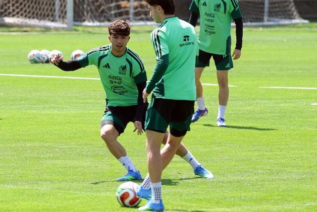 Mexico's midfielder Denzell Garcia (L) and forward Brian Gutierrez take part in a training session ahead of their friendly match against the Portuguese national team in Mexico City on March 26, 2026. Mexico will play a friendly match against Portugal on March 28 at the Banorte Stadium (formerly known as Azteca Stadium) in Mexico City. (Photo by Luis CORTES / AFP)