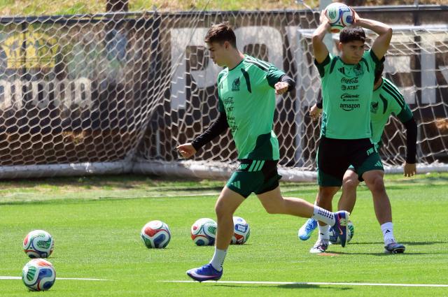 Mexico's forward Armando Gonzalez (L) and midfielder Obed Vargas take part in a training session ahead of their friendly match against the Portuguese national team in Mexico City on March 26, 2026. Mexico will play a friendly match against Portugal on March 28 at the Banorte Stadium (formerly known as Azteca Stadium) in Mexico City. (Photo by Luis CORTES / AFP)