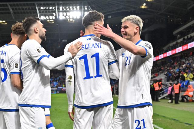 Kosovo's forward #11 Fisnik Asllani celebrates with teammates after scoring the equalising goal during the play-off 2026 FIFA World Cup European qualification semi-final football match between Slovakia and Kosovo in Bratislava on March 26, 2026. (Photo by Joe Klamar / AFP)