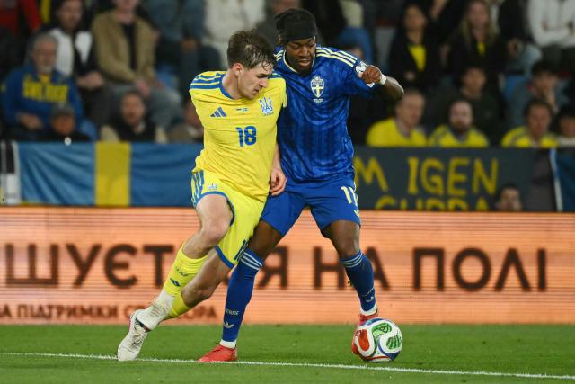 Ukraine's midfielder #18 Yehor Yarmolyuk and Sweden's midfielder #11 Anthony Elanga fight for the ball during the 2026 World Cup qualifiers Europe zone semifinal football match between Ukraine and Sweden at Ciutat de Valencia Stadium in Valencia on March 26, 2026. (Photo by JOSE JORDAN / AFP)