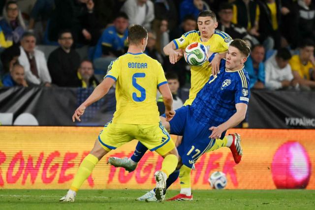 Ukraine's midfielder #02 Eduard Sarapii (C) and Sweden's forward #17 Viktor Gyokeres fight for the ball during the 2026 World Cup qualifiers Europe zone semifinal football match between Ukraine and Sweden at Ciutat de Valencia Stadium in Valencia on March 26, 2026. (Photo by JOSE JORDAN / AFP)
