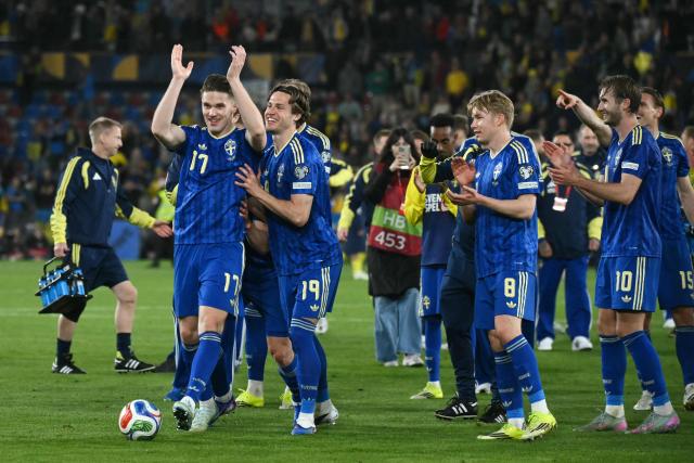 Sweden's forward #17 Viktor Gyokeres celebrates with teammates at the end of the 2026 World Cup qualifiers Europe zone semifinal football match between Ukraine and Sweden at Ciutat de Valencia Stadium in Valencia on March 26, 2026. (Photo by JOSE JORDAN / AFP)