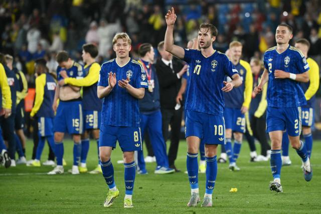 Sweden's defender #08 Daniel Svensson and Sweden's forward #10 Benjamin Nygren celebrate with teammates at the end of the 2026 World Cup qualifiers Europe zone semifinal football match between Ukraine and Sweden at Ciutat de Valencia Stadium in Valencia on March 26, 2026. (Photo by JOSE JORDAN / AFP)