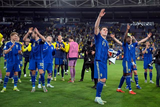 Sweden's forward #17 Viktor Gyokeres celebrates with teammates at the end of the 2026 World Cup qualifiers Europe zone semifinal football match between Ukraine and Sweden at Ciutat de Valencia Stadium in Valencia on March 26, 2026. (Photo by Jose JORDAN / AFP)