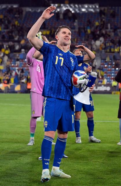 Sweden's forward #17 Viktor Gyokeres celebrates at the end of the 2026 World Cup qualifiers Europe zone semifinal football match between Ukraine and Sweden at Ciutat de Valencia Stadium in Valencia on March 26, 2026. (Photo by Jose JORDAN / AFP)