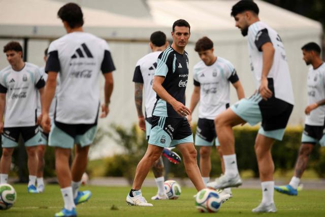 Argentina's head coach Lionel Scaloni looks at his players during a training session in Ezeiza, Buenos Aires province on March 26, 2026, ahead of a friendly match against Mauritania on March 27 at the La Bombonera Stadium in Buenos Aires. (Photo by Luis ROBAYO / AFP)