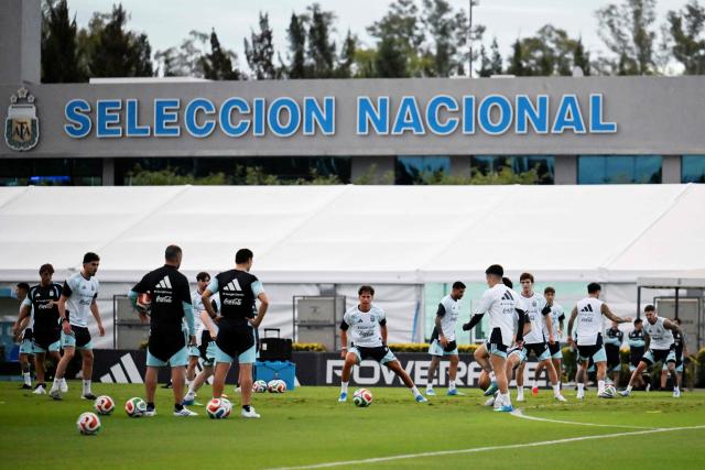 Argentina's players take part in a training session in Ezeiza, Buenos Aires province on March 26, 2026, ahead of a friendly match against Mauritania on March 27 at the La Bombonera Stadium in Buenos Aires. (Photo by Luis ROBAYO / AFP)