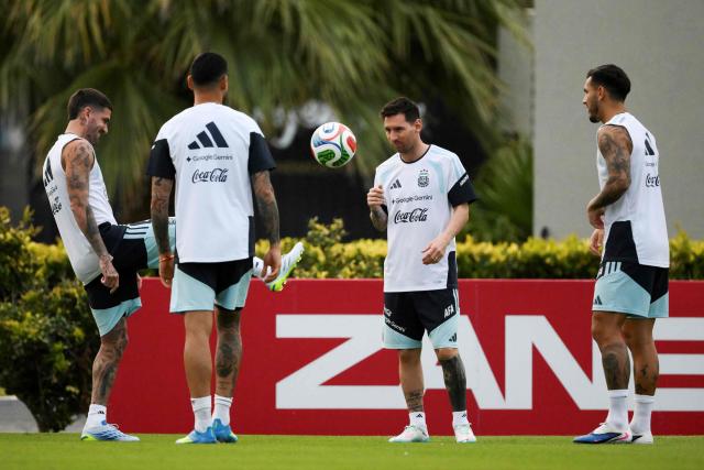 Argentina's midfielder Rodrigo De Paul, Argentina's defender Cristian Romero, Argentina's forward Lionel Messi and Argentina's midfielder Leandro Paredes take part in a training session in Ezeiza, Buenos Aires province on March 26, 2026, ahead of a friendly match against Mauritania on March 27 at the La Bombonera Stadium in Buenos Aires. (Photo by Luis ROBAYO / AFP)