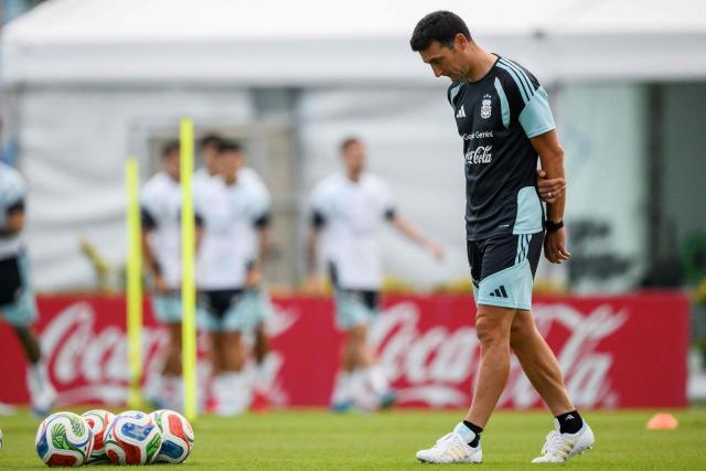 Argentina's head coach Lionel Scaloni walks during a training session in Ezeiza, Buenos Aires province on March 26, 2026, ahead of a friendly match against Mauritania on March 27 at the La Bombonera Stadium in Buenos Aires. (Photo by Luis ROBAYO / AFP)