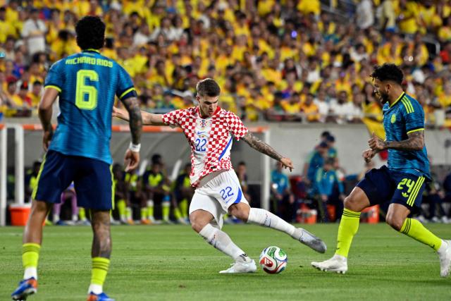 Croatia's defender #22 Luka Vuskovic shoots to score past Colombia's forward #24 Luis Suarez and Colombia's midfielder #06 Richard Rios during a friendly football match between Colombia and Croatia at Camping World Stadium in Orlando, Florida, on March 26, 2026. (Photo by Miguel J. Rodriguez CARRILLO / AFP)