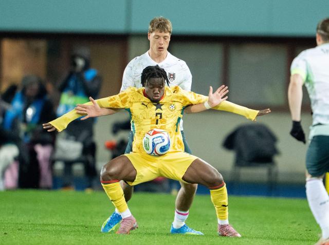 Austria's midfielder #22 Alexander Prass (back) and Ghana's forward #07 Fatawu Issahaku (front) vie for the ball during the friendly football match Austria vs Ghana in Vienna, Austria, on March 27, 2026. (Photo by GEORG HOCHMUTH / APA / AFP) / Austria OUT