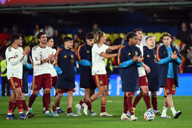 Spain's players celebrate their victory at the end of the international friendly football match between Spain and Serbia at La Ceramica Stadium in Vila-real on March 27, 2026. (Photo by JOSE JORDAN / AFP)