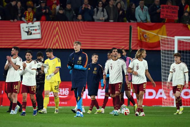 Spain's players celebrate their victory at the end of the international friendly football match between Spain and Serbia at La Ceramica Stadium in Vila-real on March 27, 2026. (Photo by JOSE JORDAN / AFP)