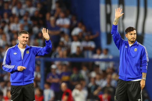 Argentina's midfielder Rodrigo De Paul (L) and midfielder Leandro Paredes wave to fans during a pre-match inspection ahead of a friendly football match between Argentina and Mauritania at La Bombonera stadium in Buenos Aires on March 27, 2026. (Photo by ALEJANDRO PAGNI / AFP)