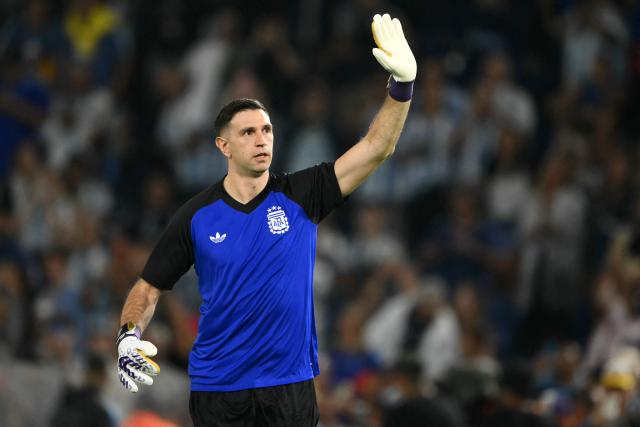 Argentina's goalkeeper Emiliano Martinez waves to fans during warm-up ahead of a friendly football match between Argentina and Mauritania at La Bombonera stadium in Buenos Aires on March 27, 2026. (Photo by Luis ROBAYO / AFP)