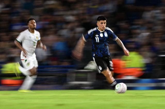 Argentina's midfielder #11 Thiago Almada controls the ball during a friendly football match between Argentina and Mauritania at La Bombonera stadium in Buenos Aires on March 27, 2026. (Photo by Luis ROBAYO / AFP)