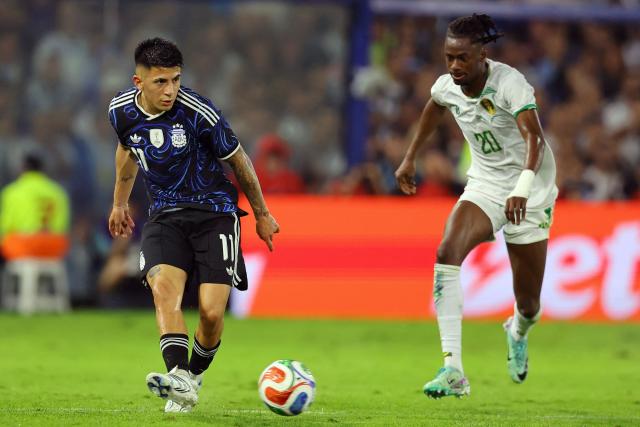 Argentina's midfielder #11 Thiago Almada and Mauritania's defender #20 Ibrahima Keita fight for the ball during a friendly football match between Argentina and Mauritania at La Bombonera stadium in Buenos Aires on March 27, 2026. (Photo by ALEJANDRO PAGNI / AFP)