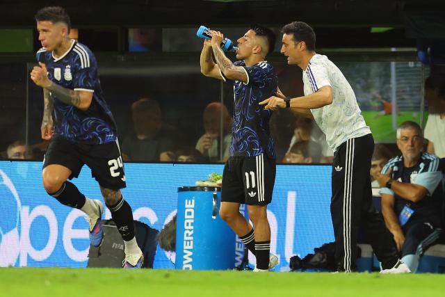 Argentina's head coach Lionel Scaloni (R) gives instructions to midfielder #11 Thiago Almada next to midfielder #24 Enzo Fernandez (L) during a friendly football match between Argentina and Mauritania at La Bombonera stadium in Buenos Aires on March 27, 2026. (Photo by ALEJANDRO PAGNI / AFP)