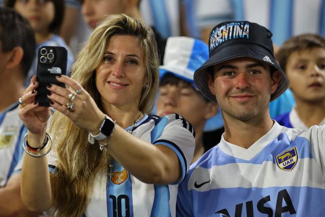 Argentina fans pose for a picture ahead of a friendly football match between Argentina and Mauritania at La Bombonera stadium in Buenos Aires on March 27, 2026. (Photo by ALEJANDRO PAGNI / AFP)