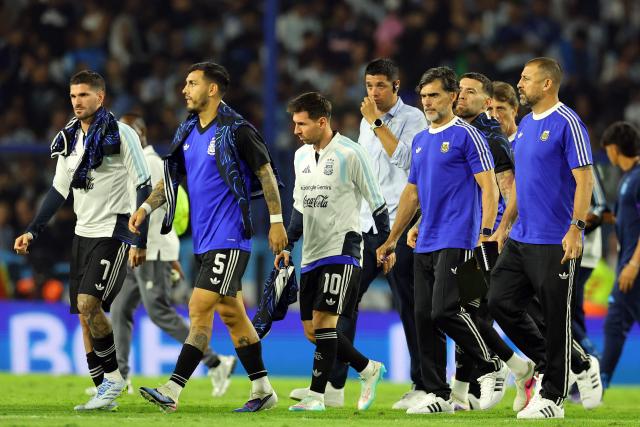 Argentina's midfielder #07 Rodrigo De Paul, midfielder #05 Leandro Paredes and forward #10 Lionel Messi leave the field at the end of the first half of a friendly football match between Argentina and Mauritania at La Bombonera stadium in Buenos Aires on March 27, 2026. (Photo by ALEJANDRO PAGNI / AFP)