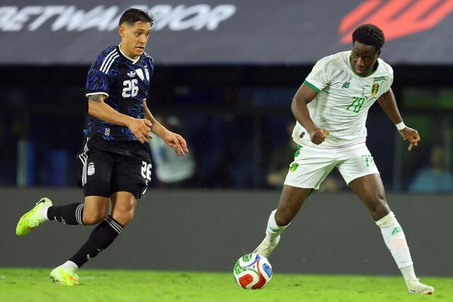 Argentina's defender #26 Nahuel Molina and Mauritania's forward #78 Djeidi Gassama fight for the ball during a friendly football match between Argentina and Mauritania at La Bombonera stadium in Buenos Aires on March 27, 2026. (Photo by ALEJANDRO PAGNI / AFP)