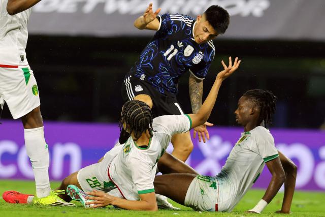 Argentina's midfielder #11 Thiago Almada and Mauritania's midfielder #29 Oumar Ngom fight for the ball during a friendly football match between Argentina and Mauritania at La Bombonera stadium in Buenos Aires on March 27, 2026. (Photo by ALEJANDRO PAGNI / AFP)