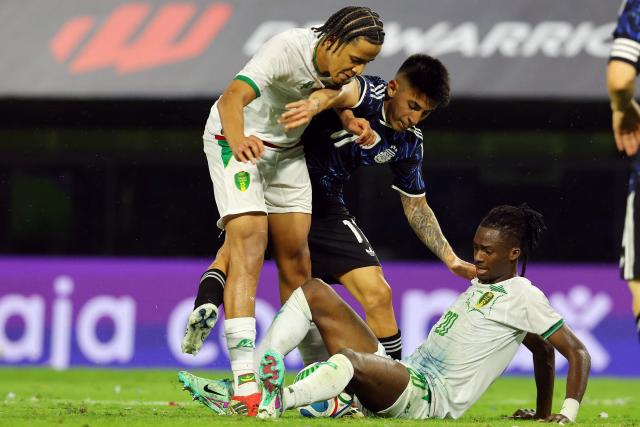 Argentina's midfielder #11 Thiago Almada (C) fights for the ball with Mauritania's defender #20 Ibrahima Keita (R) and midfielder #29 Oumar Ngom during a friendly football match between Argentina and Mauritania at La Bombonera stadium in Buenos Aires on March 27, 2026. (Photo by ALEJANDRO PAGNI / AFP)