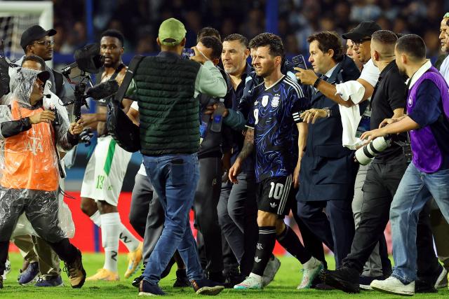 Argentina's forward #10 Lionel Messi (C) leaves the field at the end of a friendly football match between Argentina and Mauritania at La Bombonera stadium in Buenos Aires on March 27, 2026. (Photo by ALEJANDRO PAGNI / AFP)