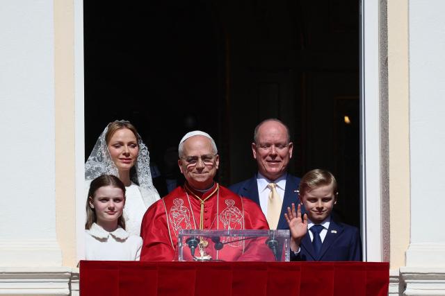 Daughter and twin to Jacques Gabriella Grimaldi (L), Princess Charlene of Monaco (2ndL), Pope Leo XIV, Prince's Albert II of Monaco and Prince's Jacques of Monaco (R) pose at the baclony in the Prince's Palace of Monaco in Monte Carlo, Monaco, on March 28, 2026. Pope Leo XIV heads to the Mediterranean principality of Monaco on the French Riviera that is the pontiff's surprise pick for the first western European trip of his papacy. The US-born pope, a former missionary critical of the wealthy elite, will helicopter in for a day in the world's second-smallest state, best known for its casinos, luxury yachts and Michelin-starred dining. (Photo by Valery HACHE / AFP)