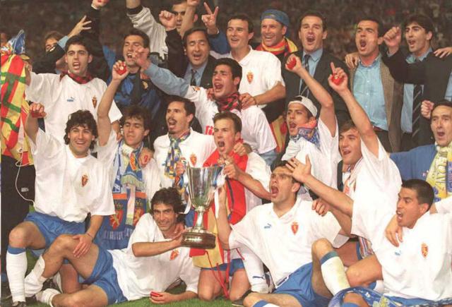 (FILES) Real Zaragoza's team celebrates after defeating Arsenal, scoring at the last minute, in the European Cup Winner's Cup 10 May in Paris in Paris on Mai 10, 1995. Thirty years after winning the UEFA Cup Winners' Cup (against Arsenal), Zaragoza is fighting to avoid relegation to Spain's third division. (Photo by PASCAL PAVANI / AFP)