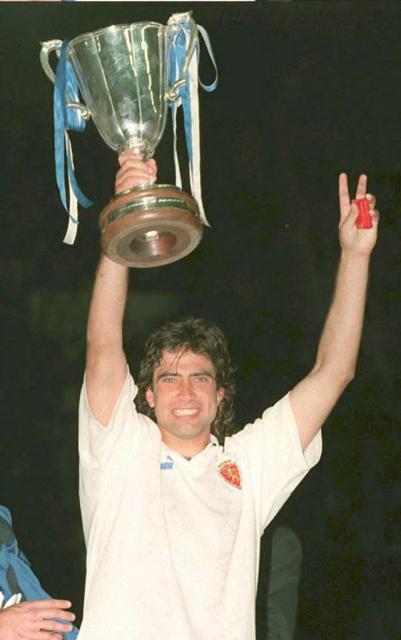 (FILES) Real Zaragoza's Juan Esneidar, who scored the first goal against Arsenal, holds the trophy after winning the European Cup Winner's Cup in Paris on Mai 10, 1995. Thirty years after winning the UEFA Cup Winners' Cup (against Arsenal), Zaragoza is fighting to avoid relegation to Spain's third division. (Photo by GERARD JULIEN / AFP)