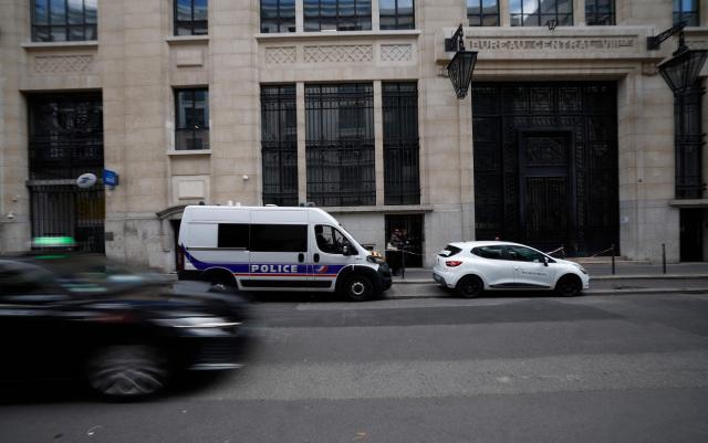 Police and private security vehicles stand outside The Bank of America building in the 8th arrondissement of Paris on March 28, 2026, following an apparent bomb attack attempt. French police stopped an apparent bomb attack outside a US bank in Paris early March 28, 2026, when they arrested a man about to set off a homemade explosive device, sources close to the case told AFP. The incident occurred around 3:30 am (0130 GMT) in front of a Bank of America building in the chic 8th arrondissement, a couple of streets from the Champs-Elysees. (Photo by Sebastien DUPUY / AFP)