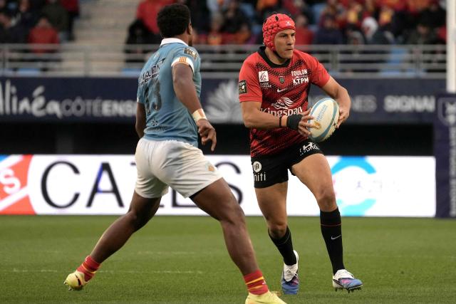 Toulon's Italian centre Juan Ignacio Brex (R) runs towards Perpignan's Fijian centre Eneriko Buliruarua during the French Top 14 rugby union match between USA Perpignan and Rugby Club Toulonnais (Toulon) at the Aime-Giral stadium in Perpignan, south-western France on March 28, 2026. (Photo by Idriss Bigou-Gilles / AFP)