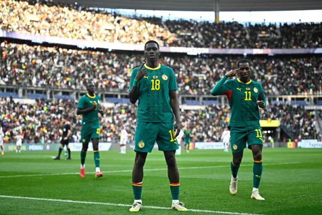 TOPSHOT - Senegal's forward #18 Ismaila Sarr (C) celebrates scoring his team's second goal during the international friendly football match between Senegal and Peru at the Stade de France in Saint-Denis, north of Paris, on March 28, 2026 (Photo by JULIEN DE ROSA / AFP)