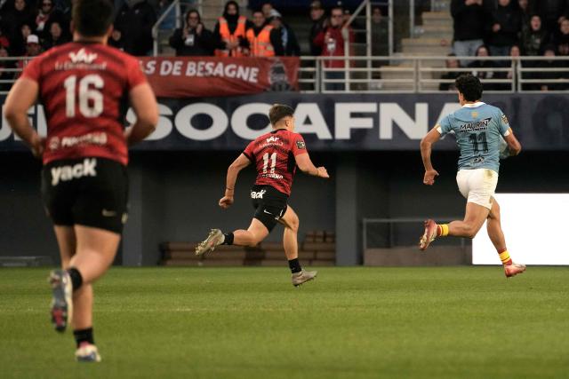 Perpignan's French fullback Théo Forner (R) runs to score Perpignan's fifth try during the French Top14 rugby union match between USA Perpignan and RC Toulon at the Aime-Giral stadium in Perpignan, south-western France on March 28, 2026. (Photo by Idriss Bigou-Gilles / AFP)