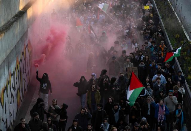 Attendees take part in a demonstration against the Middle East war called “No Kings” in Rome on March 28, 2026. (Photo by Tiziana FABI / AFP)