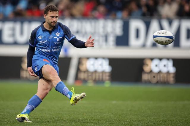 Castres' French scrum-half Jeremy Fernandez kicks the ball to convert a try during the French Top 14 rugby union match between Castres Olympique and US Montauban at Stade Pierre Fabre in Castres, southern France on March 28, 2026. (Photo by Valentine CHAPUIS / AFP)