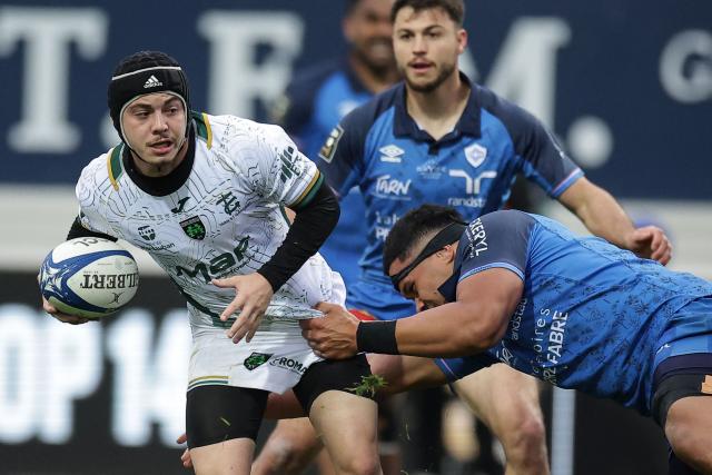 Montauban's French scrum-half Mael Castel (L) is tackled during the French Top 14 rugby union match between Castres Olympique and US Montauban at Stade Pierre Fabre in Castres, southern France on March 28, 2026. (Photo by Valentine CHAPUIS / AFP)