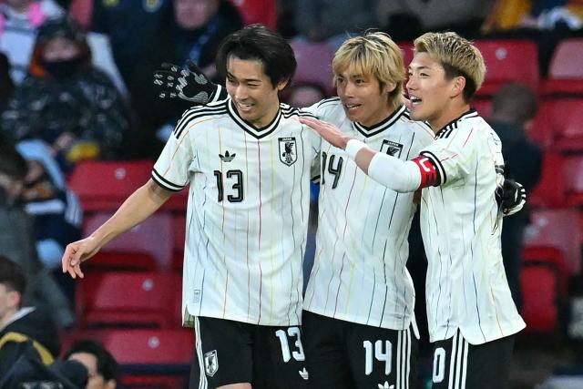 Japan's midfielder Junya Ito (C) celebrates with teammates after scoring the opening goal of the friendly International football match between Scotland and Japan at Hampden Park, in Glasgow, on March 28, 2026. (Photo by ANDY BUCHANAN / AFP)