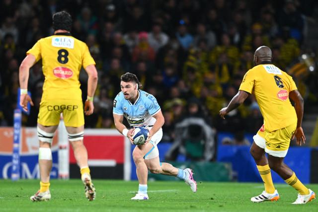 Bayonne's Argentinian winger Mateo Carreras (C) runs with the ball during the French Top14 rugby union match between Aviron Bayonnais (Bayonne) and Stade Rochelais (La Rochelle) at Stade Jean Dauger in Bayonne, south-western France on March 28, 2026. (Photo by Gaizka IROZ / AFP)
