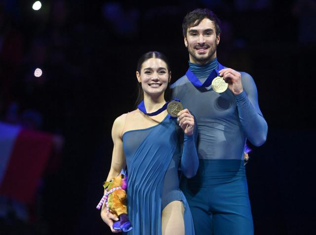 Winner France's Laurence Fournier Beaudry and Guillaume Cizeron pose with their medals on the podium of the Ice Dance Free Dance program of the 2026 ISU Figure Skating World Championships in Prague, Czech Republic on March 28, 2026. (Photo by Michal Cizek / AFP)