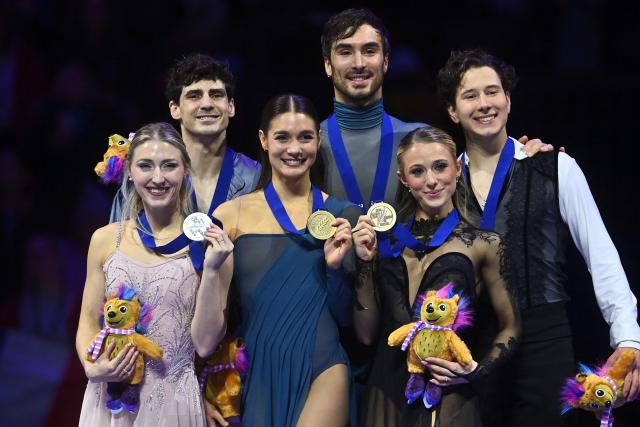 (L-R) Second placed Canada's Piper Gilles and Paul Poirier, winner France's Laurence Fournier Beaudry and Guillaume Cizeron and third placed USA's Emilea Zingas and Vadym Kolesnik pose with their medals on the podium of the Ice Dance Free Dance program of the 2026 ISU Figure Skating World Championships in Prague, Czech Republic on March 28, 2026. (Photo by Michal Cizek / AFP)