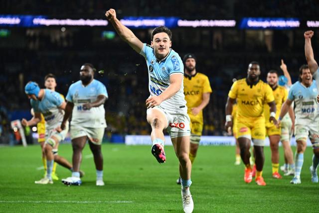 Bayonne's French scrum-half Baptiste Tilloles (C) celebrates at the end of the French Top14 rugby union match between Aviron Bayonnais (Bayonne) and Stade Rochelais (La Rochelle) at Stade Jean Dauger in Bayonne, south-western France on March 28, 2026. (Photo by Gaizka IROZ / AFP)