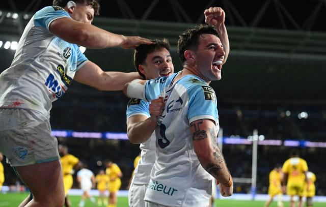 Bayonne's French scrum-half Baptiste Germain (R) celebrates with teammates at the end of the French Top14 rugby union match between Aviron Bayonnais (Bayonne) and Stade Rochelais (La Rochelle) at Stade Jean Dauger in Bayonne, south-western France on March 28, 2026. (Photo by Gaizka IROZ / AFP)